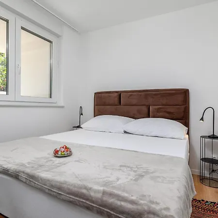 דירה Amazing In With Kitchen רוביני