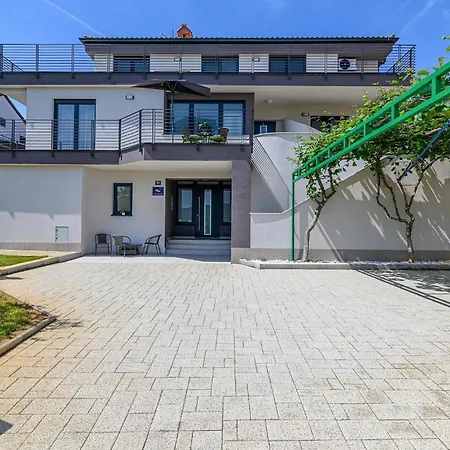 Amazing In With Kitchen דירה